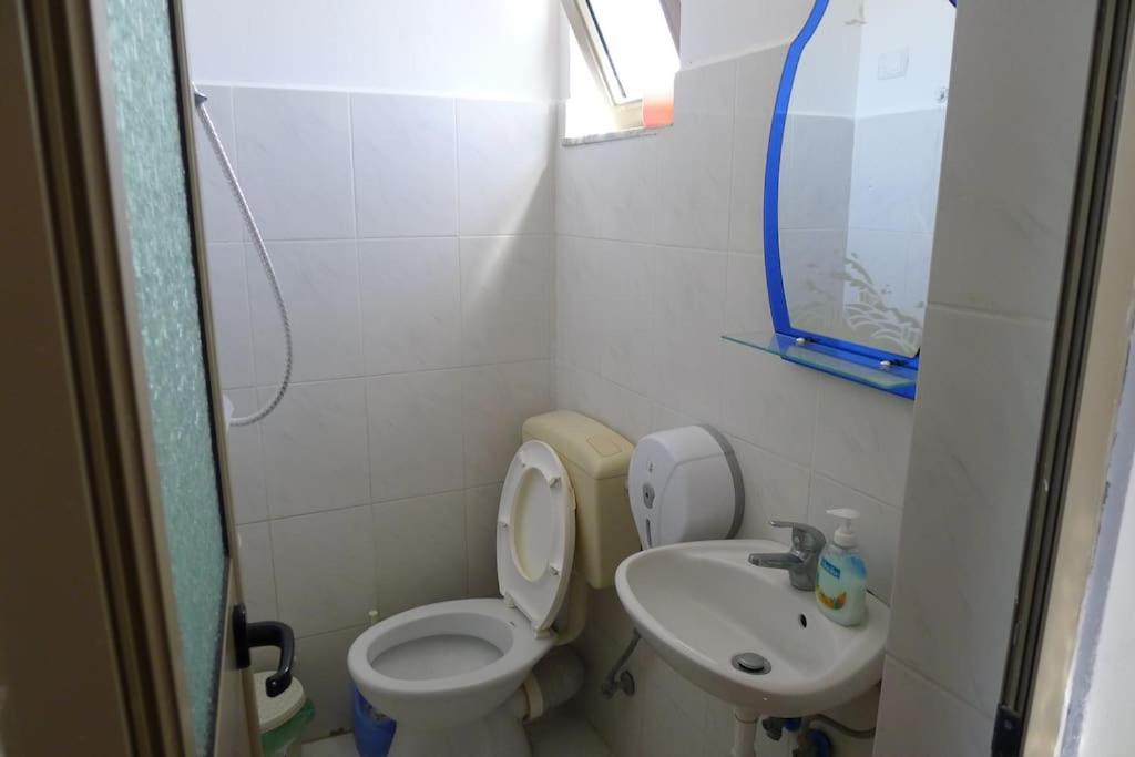 House, For Couple In 2nd Floor Apartment *